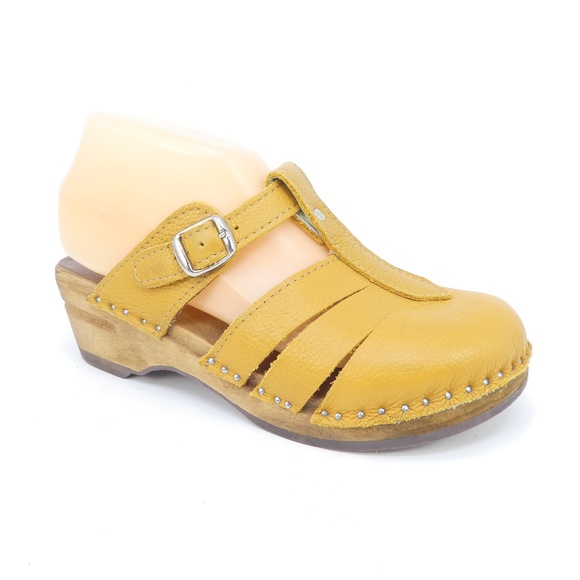 mustard clogs